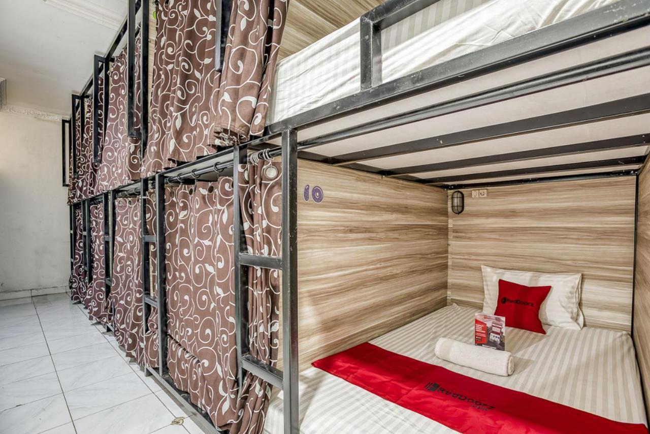 Reddoorz Hostel @ Feliz Noche Cengkareng Cakarta Hostel yatakları fotoğraf