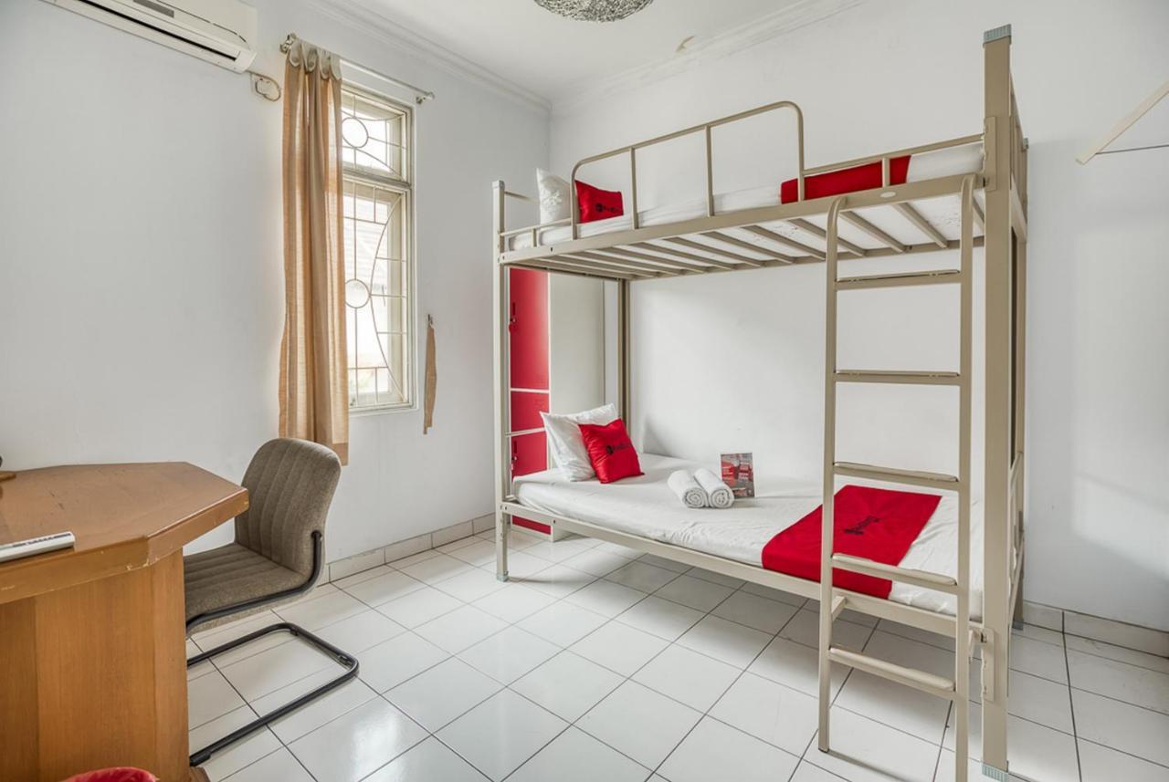 Reddoorz Hostel @ Feliz Noche Cengkareng Cakarta Hostel yatakları fotoğraf