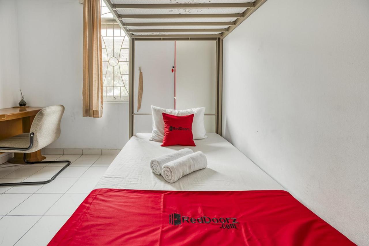 Reddoorz Hostel @ Feliz Noche Cengkareng Cakarta Dış mekan fotoğraf
